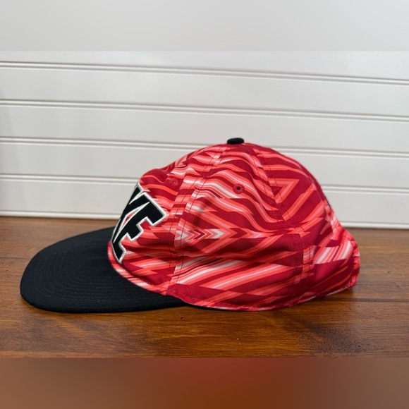 Nike men’s black, red, white adjustable flat billed cap. One size. - Picture 2 of 5